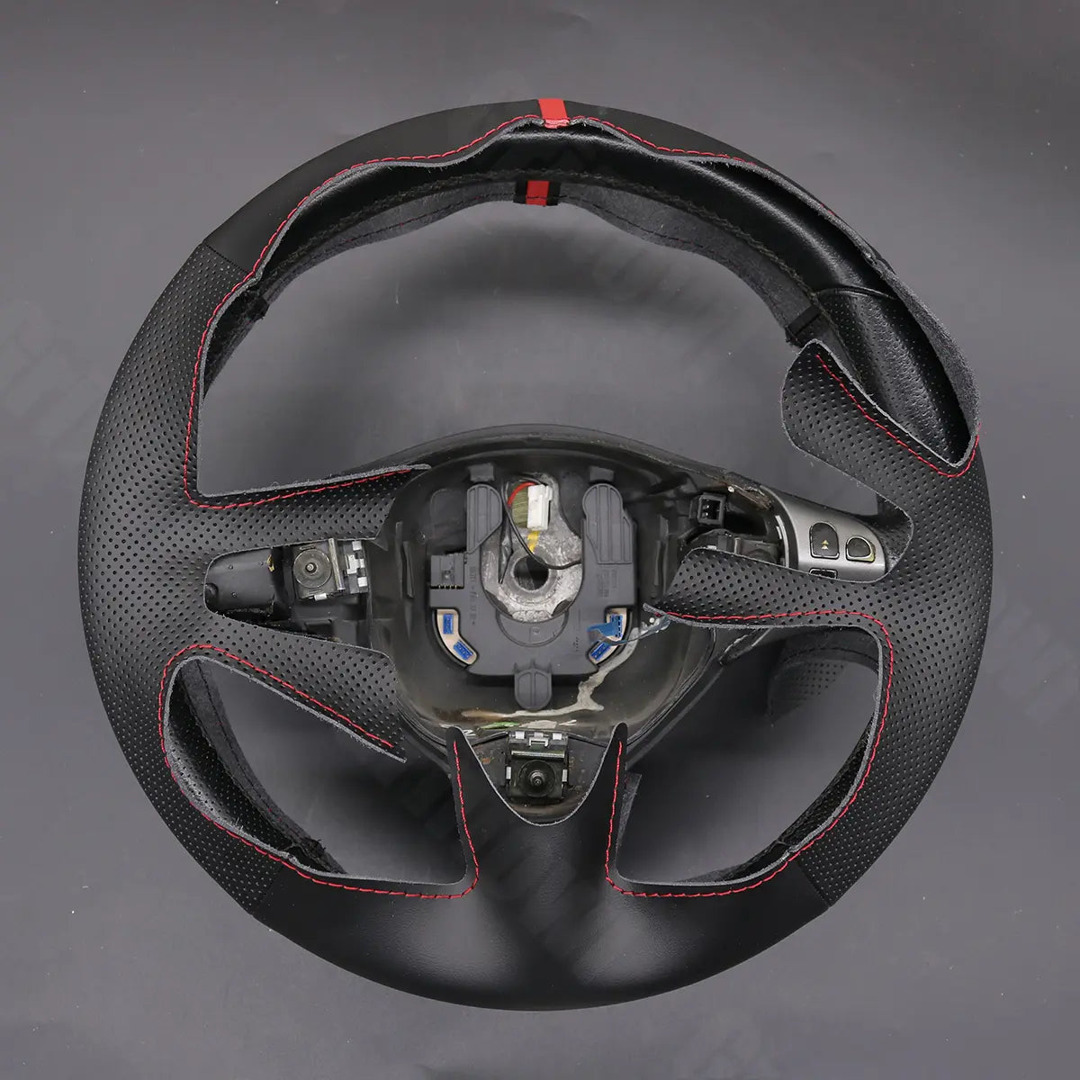 Griffowl Steering Wheel Cover for Bespoke Hatchback Alfa Romeo 147 Multi-Function 2000-2010. Elevate your interior with Griffowl's wrap and stitch kit.