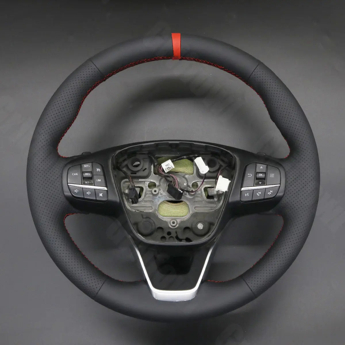 Griffowl Steering Wheel Cover for Bespoke Hatchback Ford Fiesta Mk8 Focus Mk4 Puma Transit Mk8 Courier Custom Tourneo Courier Custom Tourneo Courier Bronco Sport Escape Kuga III Puma Custom Maverick 2012-2024. Compact, hand-sewn DIY wrap for quick interior mods and grip upgrade.
