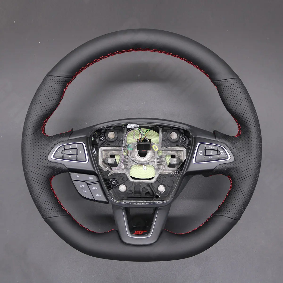 Griffowl Steering Wheel Cover for Bespoke Ford Focus Mk3 ST-Line Focus Mk3 Escape Kuga ST RS 2015-2018. Hand-sewn DIY kit blends grip, function, and style inside.
