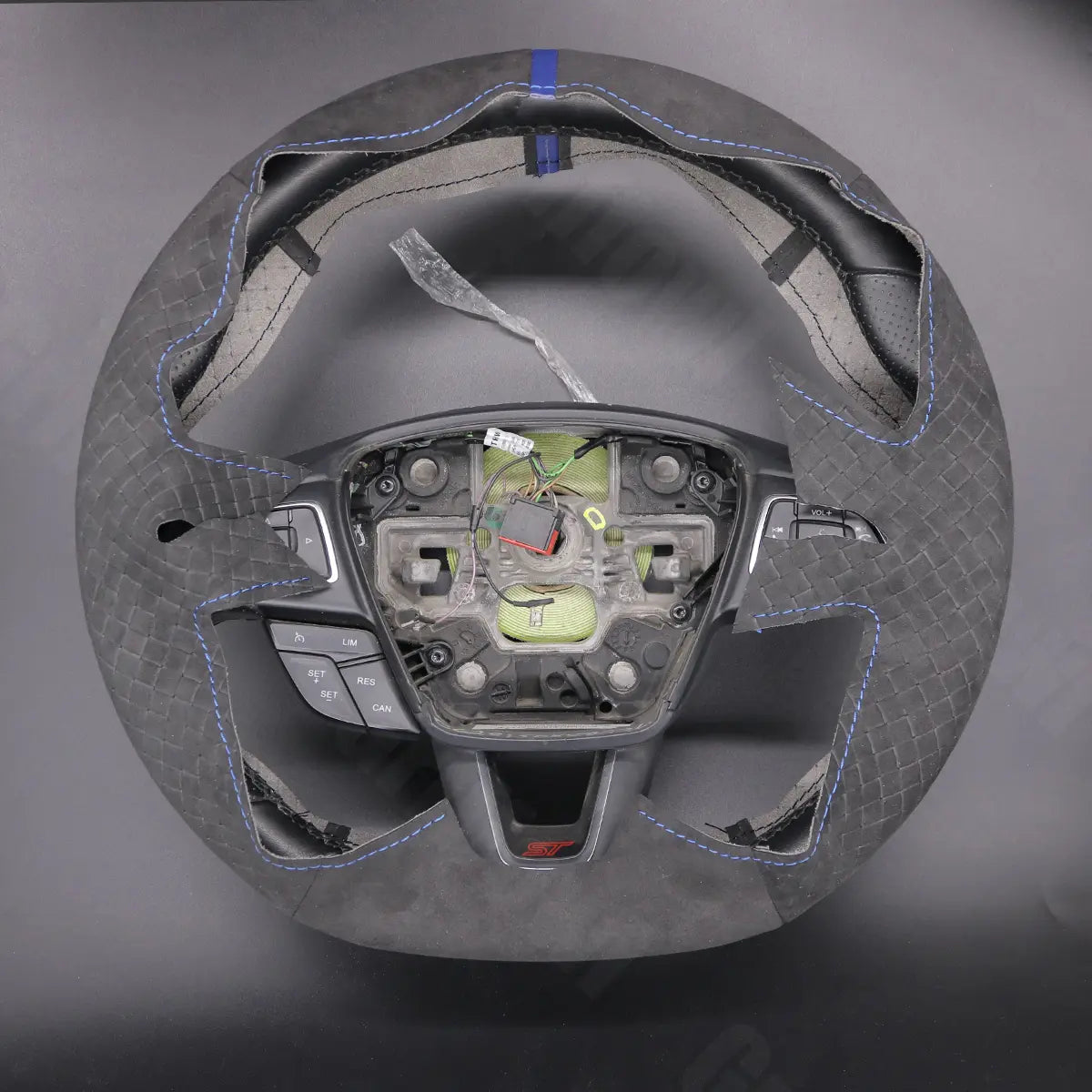 Griffowl Steering Wheel Cover for Bespoke Ford Focus Mk3 ST-Line Focus Mk3 Escape Kuga ST RS 2015-2018. Hand-sewn DIY kit blends grip, function, and style inside.