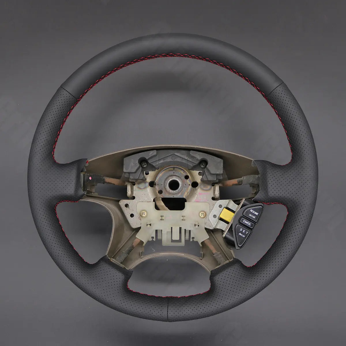 Griffowl Steering Wheel Cover for Bespoke Hatchback Honda Odyssey Shuttle 1998-2001. Hand-sewn kit for drivers seeking precision and comfort.