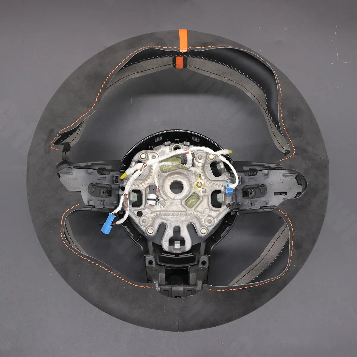 Griffowl Steering Wheel Cover for Bespoke Hatchback Mini Hardtop Clubman Hatchback F54 F55 F56 2021-2024. Perfect for enthusiasts seeking refined interior mods.
