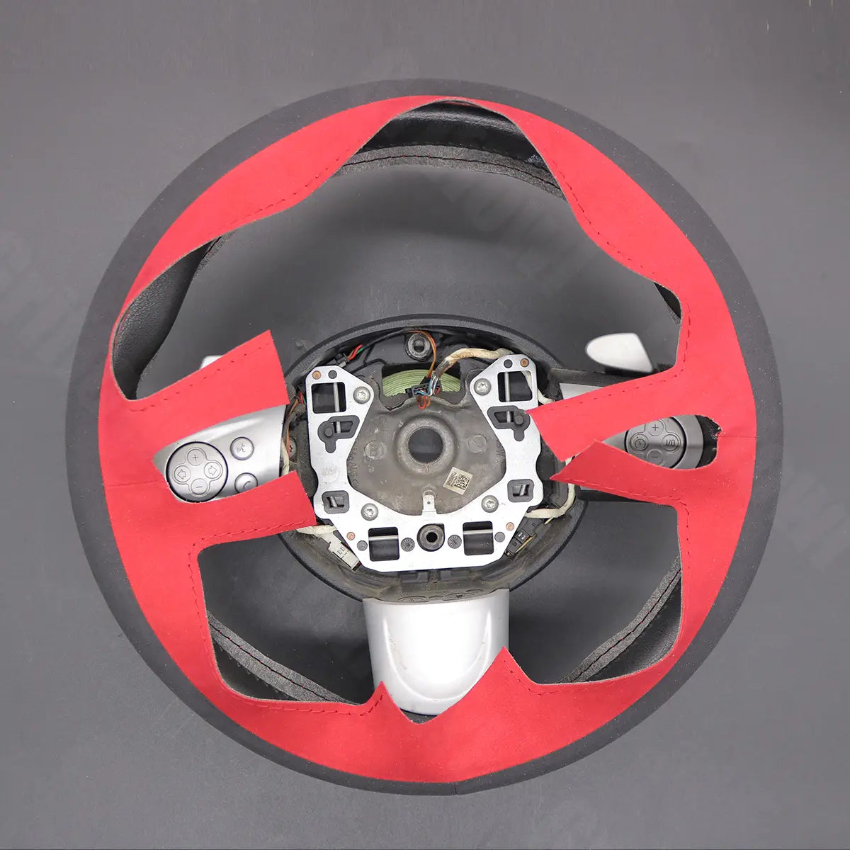 Griffowl Steering Wheel Cover for Bespoke Hatchback Mini R56 Hatchback Hardtop Clubman Clubvan 2006-2014. Perfect for enthusiasts seeking refined interior mods.