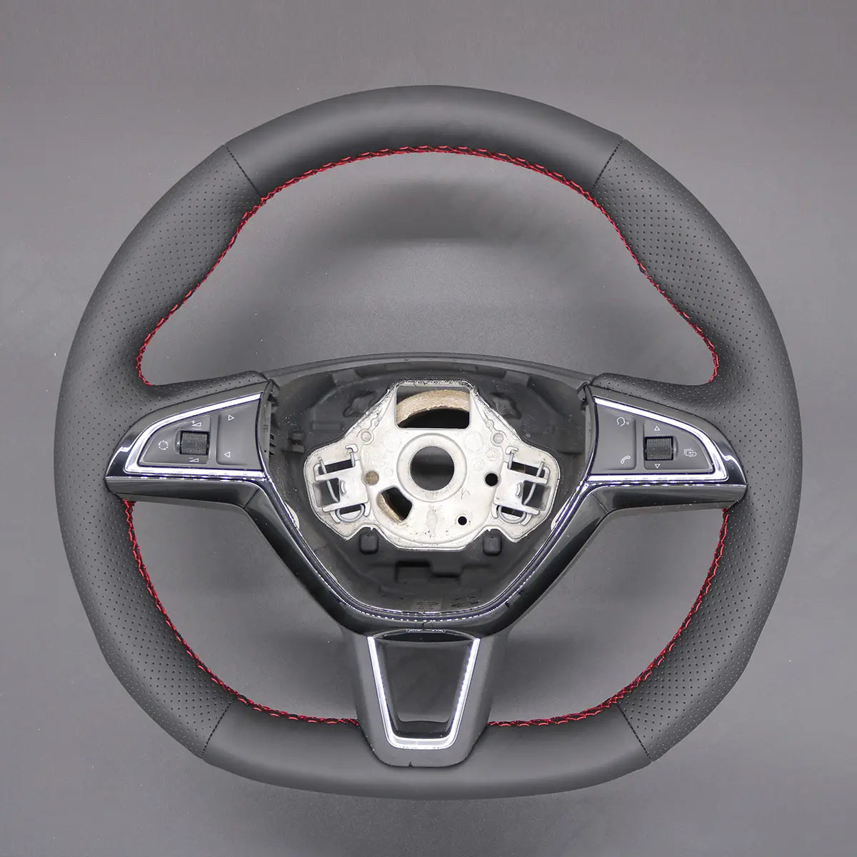 Griffowl Steering Wheel Cover for Bespoke Hatchback Skoda Fabia Scala Citigo Octavia Superb 2015-2019. Perfect for enthusiasts seeking refined interior mods.
