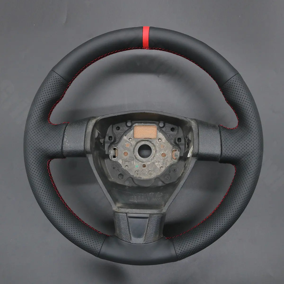 Griffowl Steering Wheel Cover for Bespoke Hatchback Skoda Octavia Fabia II 2004-2008. Hand-sewn kit for drivers seeking precision and comfort.

