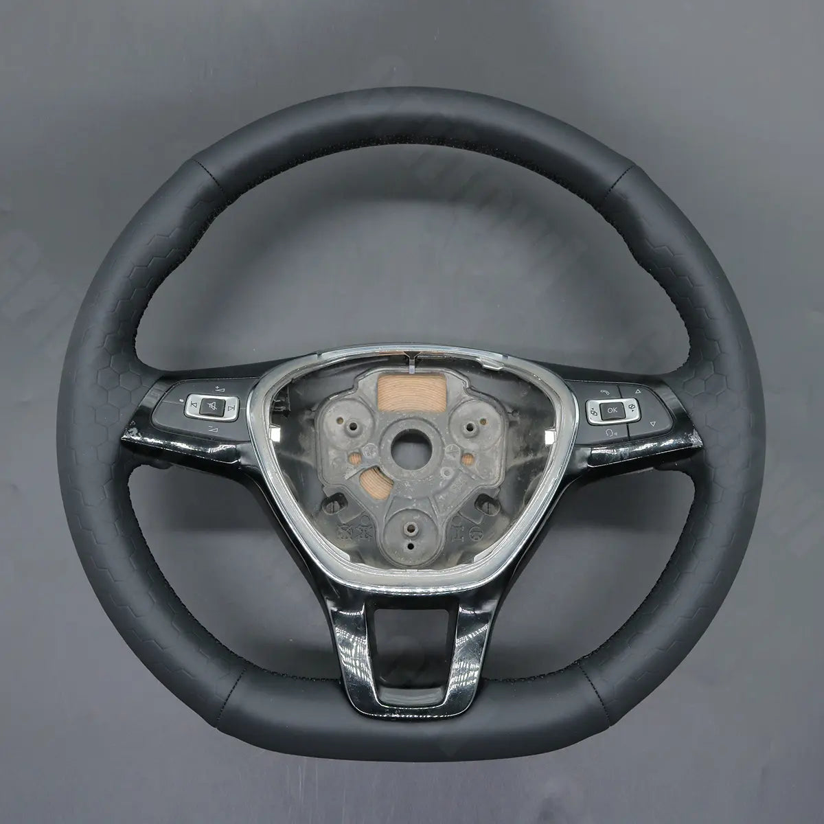 Griffowl Steering Wheel Cover for Bespoke Hatchback Volkswagen VW Golf Mk7 Polo Mk5 Mk6 Up! Touran Sharan Caddy Grand California Crafter 2013-2021. Compact, hand-sewn DIY wrap for quick interior mods and grip upgrade.
