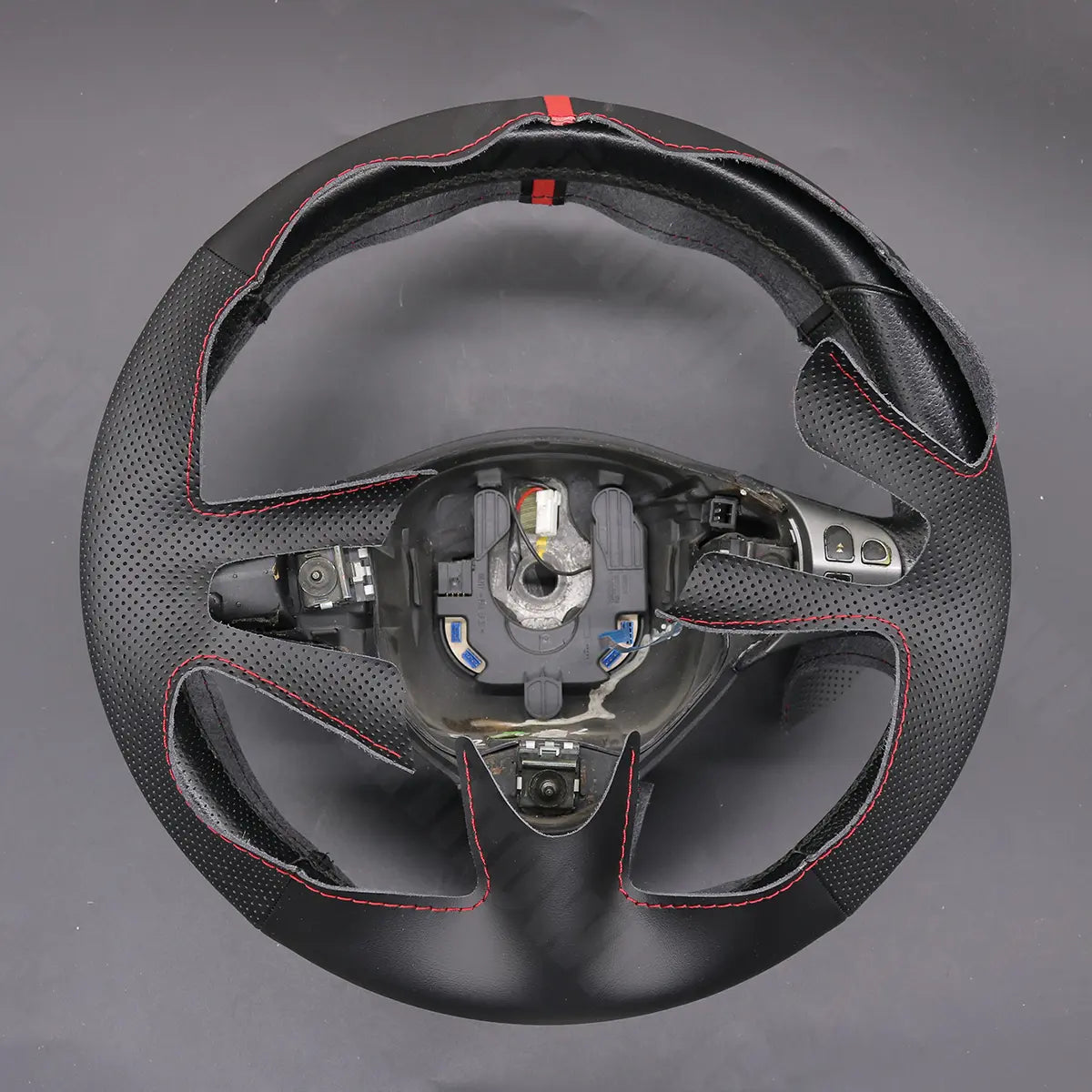 Griffowl Steering Wheel Cover for Customized Sedan Alfa Romeo 156 2003-2007. Perfect grip with our steering wheel wrap and custom interior touch.