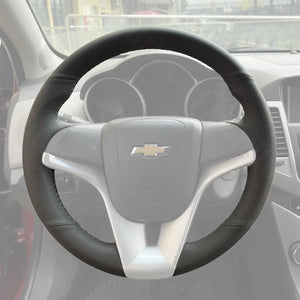 Griffowl Steering Wheel Cover for Personalized SUV Chevrolet Trax Orlando 2011-2022. Hand-sewn kit for drivers seeking precision and comfort.
