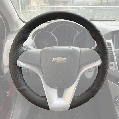 Griffowl Steering Wheel Cover for Personalized SUV Chevrolet Trax Orlando 2011-2022. Hand-sewn kit for drivers seeking precision and comfort.
