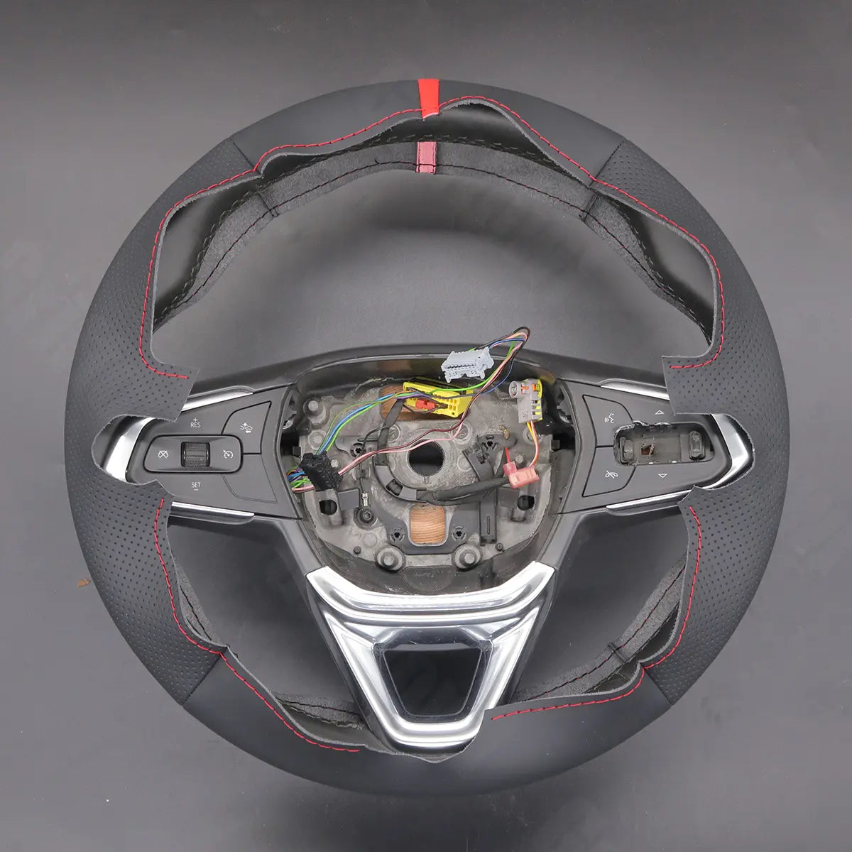 Griffowl Steering Wheel Cover for Personalized SUV Chevrolet Trax RS Trailblazer 2021-2025. Elevate your interior with Griffowl's wrap and stitch kit.
