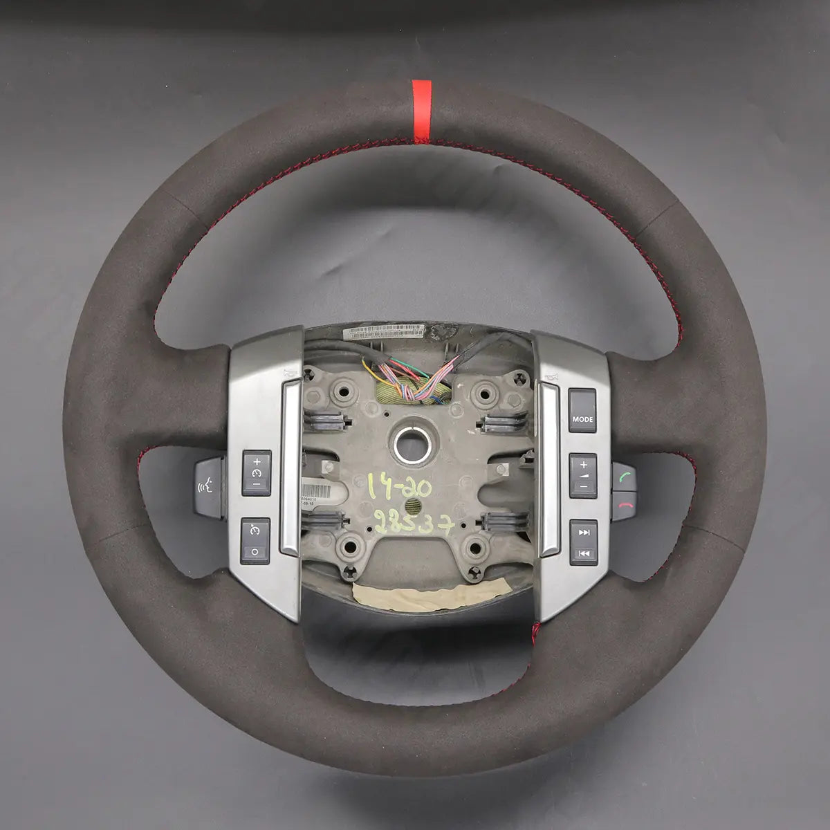 Griffowl Steering Wheel Cover for Personalized SUV Land Rover Discovery 3 2004-2009. Hand-sewn kit for drivers seeking precision and comfort.