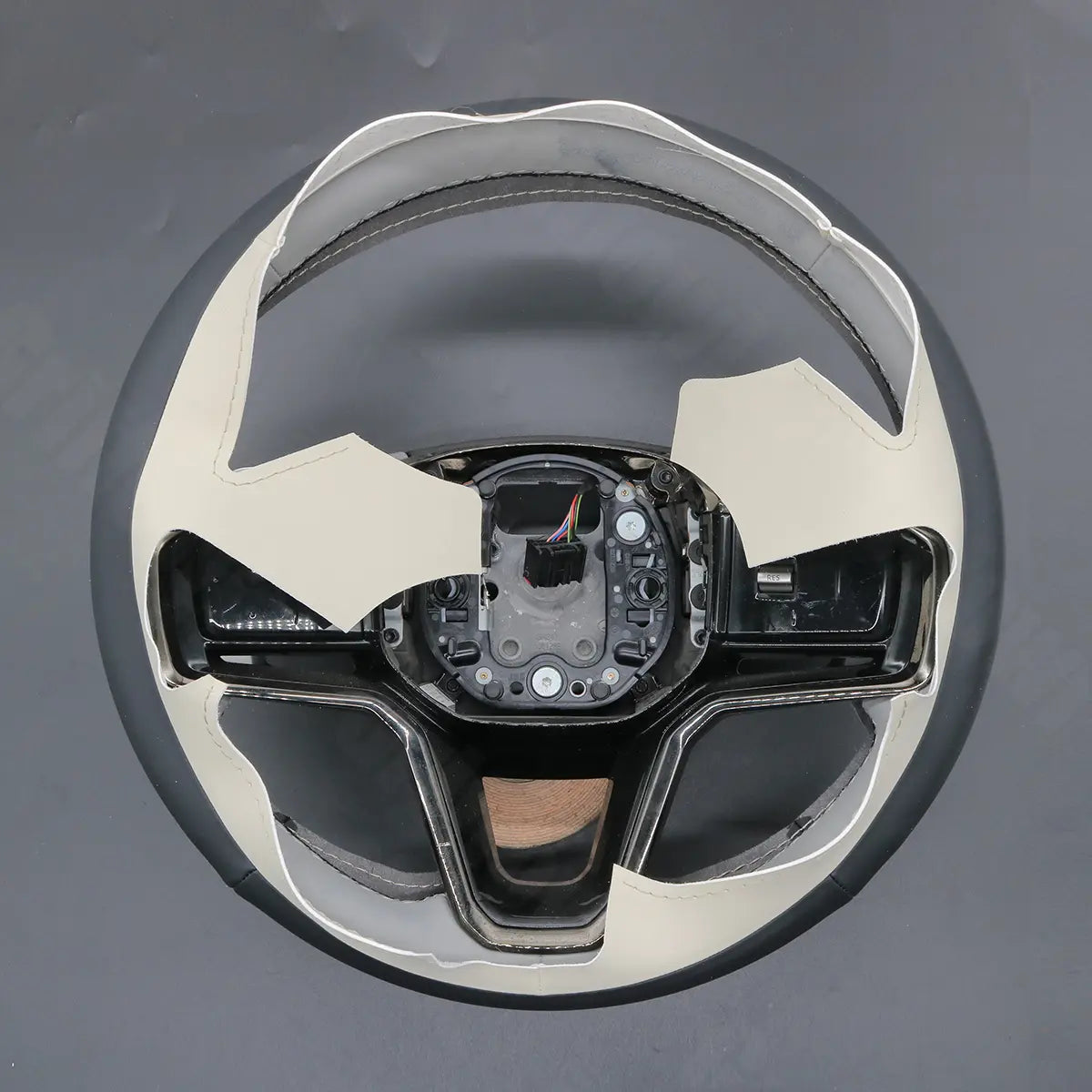 Griffowl Steering Wheel Cover for Personalized SUV Land Rover Range Rover Sport Discovery Sport Range Rover Evoque Range Rover Velar 2021-2025. Compact, hand-sewn DIY wrap for quick interior mods and grip upgrade.