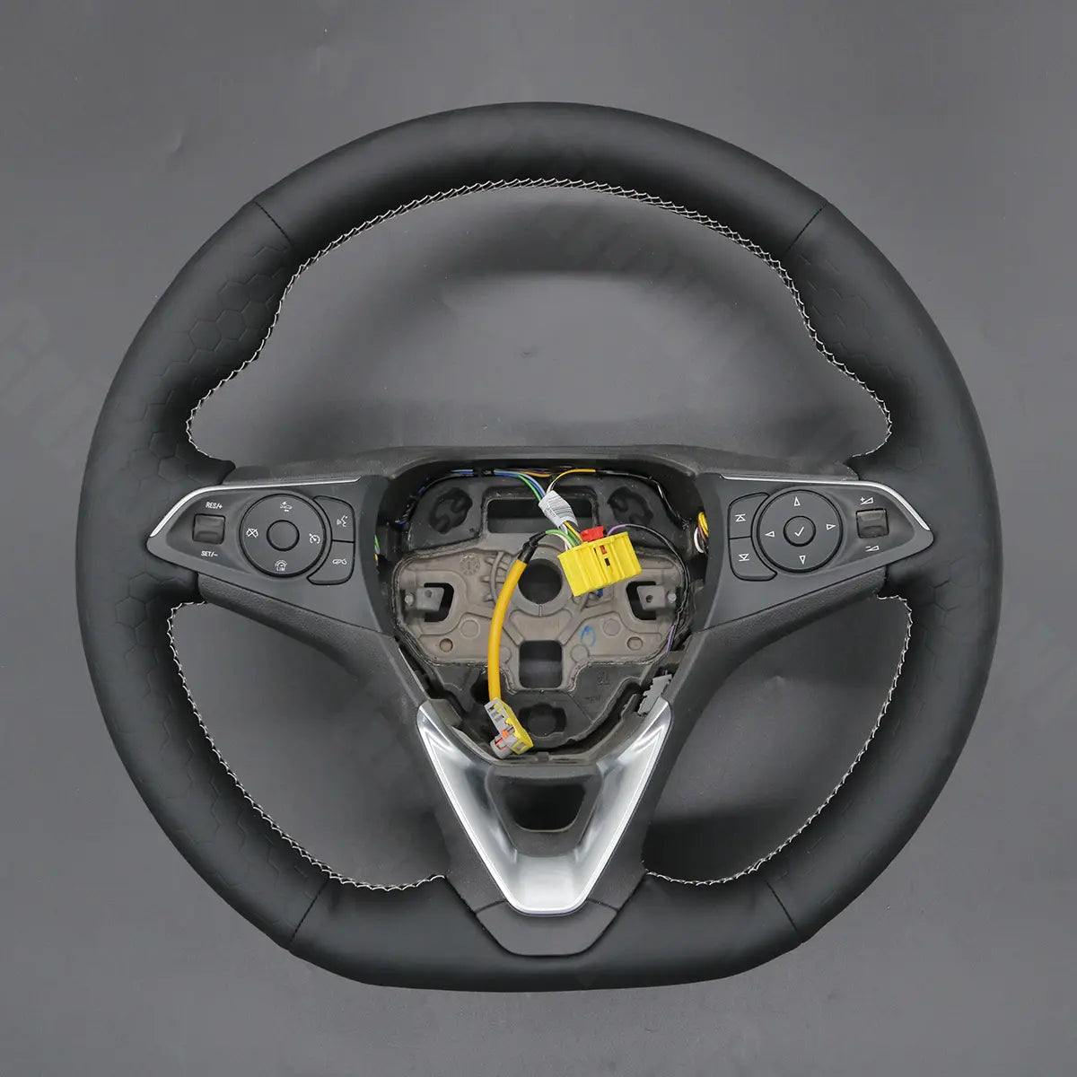 Griffowl Steering Wheel Cover for Personalized SUV Opel Grandland X Mokka 2017-2025. Hand-sewn kit for drivers seeking precision and comfort.
