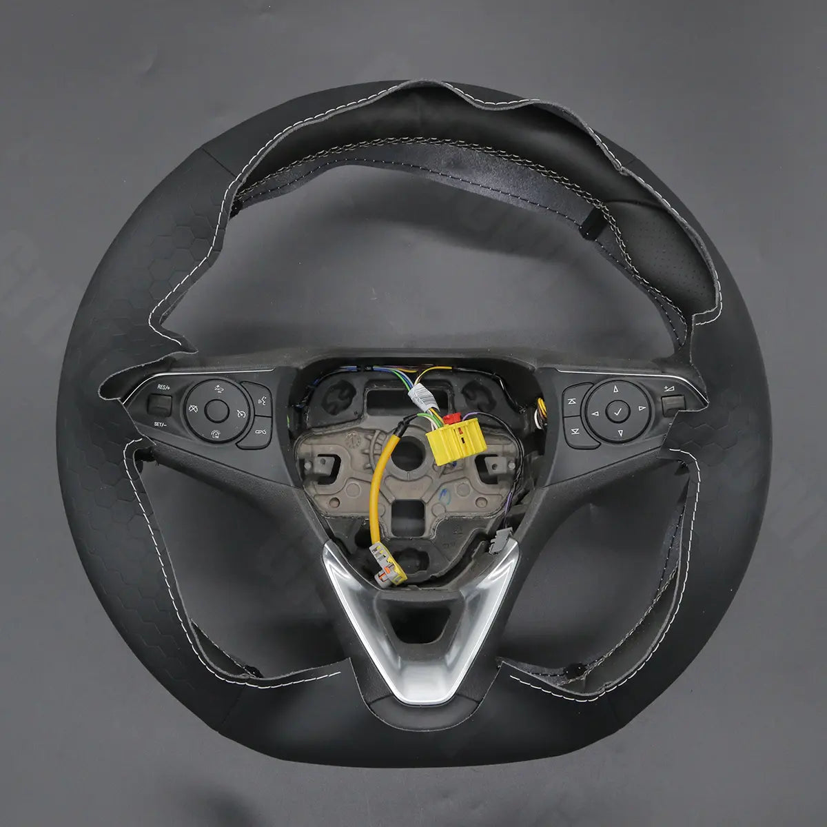 Griffowl Steering Wheel Cover for Personalized SUV Opel Grandland X Mokka 2017-2025. Hand-sewn kit for drivers seeking precision and comfort.
