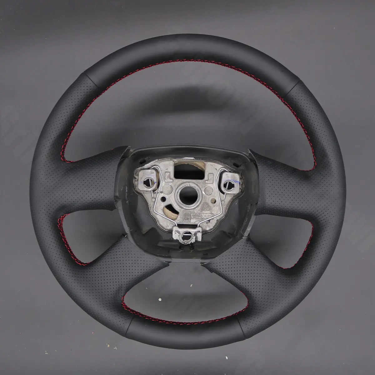 Griffowl Steering Wheel Cover for Personalized SUV Skoda Fabia Citigo Roomster Octavia Superb 2008-2013. Perfect for enthusiasts seeking refined interior mods.
